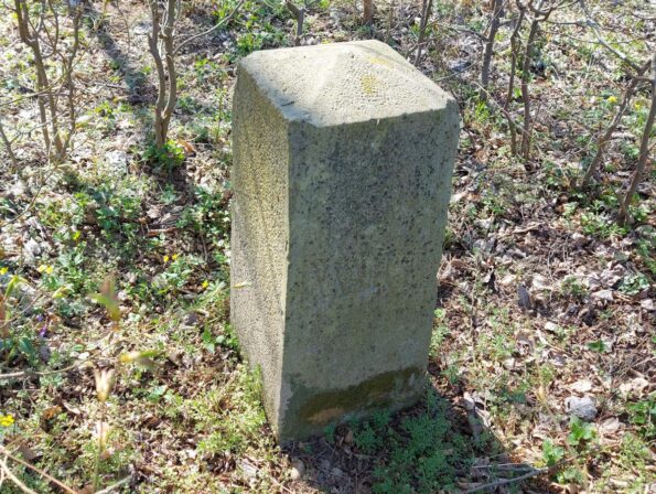 Dokležovje mejni kamen